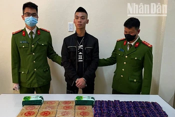 Đối tượng Nguyễn Đình Duy cùng số lượng ma túy bị cơ quan công an thu giữ.