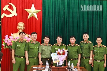 Ban Giám đốc Công an tỉnh Sơn La trao thưởng Ban Chuyên án Công an huyện Mộc Châu.