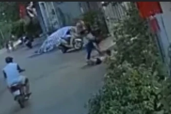 Hình ảnh vụ việc bà Lê Thị Lợi đánh cháu bé 8 tuổi. (Trích xuất từ Camera)