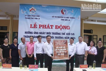 Lãnh đạo Ủy ban nhân dân tỉnh, Sở Tài nguyên và Môi trường trao tặng poster tuyên truyền Ngày môi trường thế giới cho lãnh đạo Ủy ban nhân dân thành phố Sơn La.