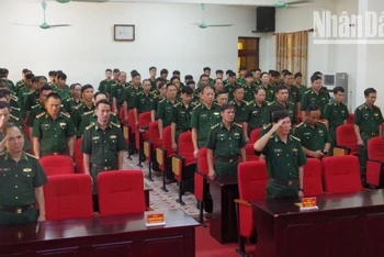 Cán bộ, chiến sĩ Bộ Chỉ huy Bộ đội Biên phòng tỉnh Sơn La kính cẩn nghiêng mình trong phút mặc niệm Tổng Bí thư Nguyễn Phú Trọng.