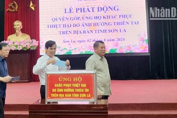 Các đồng chí lãnh đạo tỉnh Sơn La tham gia ủng hộ nhân dân bị thiệt hại bởi mưa lũ.