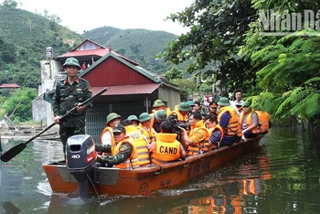 Đồng chí Phó Thủ tướng và đoàn công tác kiểm tra tình hình ngập úng tại bản Phiêng Nghè, xã Chiềng Đen, thành phố Sơn La.