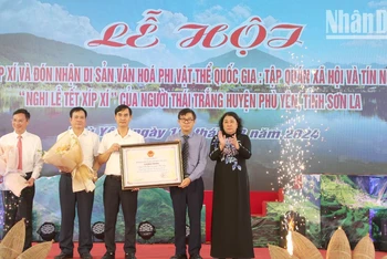 Đại diện Cục Di sản văn hóa, Bộ Văn hóa, Thể thao và Du lịch và lãnh đạo Ủy ban nhân dân tỉnh Sơn La trao chứng nhận cho huyện Phù Yên.