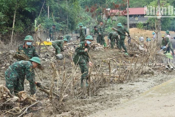 Ban Chỉ huy Quân sự thành phố Sơn La đã huy động hơn 50 cán bộ, chiến sĩ tham gia cùng các lực lượng giúp bản Phiêng Nghè.