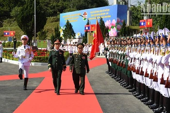 Đại tướng Phan Văn Giang và Đại tướng Chansamone Chanyalath duyệt đội danh dự Quân đội nhân dân Việt Nam.