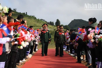 Đại tướng Phan Văn Giang, Ủy viên Bộ Chính trị, Phó Bí thư Quân ủy Trung ương, Bộ trưởng Quốc phòng Việt Nam và Đại tướng Chansamone Chanyalath, Phó Thủ tướng Chính phủ, Bộ trưởng Quốc phòng Lào trong cuộc gặp mặt giao lưu hữu nghị quốc phòng biên giới Việt Nam-Lào lần thứ 2, năm 2024 tại cặp Cửa khẩu Lóng Sập (Việt Nam) và Cửa khẩu Pa Hang (Lào).