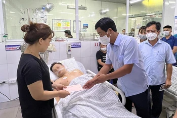 Phó Chủ tịch UBND tỉnh Phú Thọ Hồ Đại Dũng thăm hỏi, động viên, tặng quà các nạn nhân vụ ngạt khí gas.