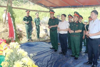 Lãnh đạo UBND tỉnh, huyện Phong Điền và Đảng ủy, Bộ Chỉ huy Quân sự tỉnh Thừa Thiên Huế dâng hương các Anh hùng liệt sĩ.