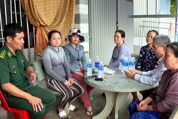 Đại diện lãnh đạo UBND thành phố Phan Thiết và Đồn Biên phòng Thanh Hải, Phan Thiết (Bộ Chỉ huy Bộ đội Biên phòng Bình Thuận) gặp gỡ, động viên, chia sẻ với thân nhân gia đình ngư dân trên tàu cá bị mất liên lạc.