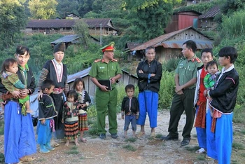 Công an tỉnh Lai Châu tuyên truyền về pháp luật cho đồng bào dân tộc thiểu số tại các xóm bản.
