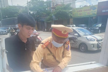 Cảnh sát giao thông Hà Nội tuyên truyền các chủ xe, lái xe ký cam kết không vi phạm các quy định về trật tự an toàn giao thông.