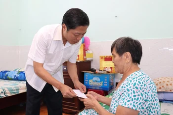 Đồng chí Trần Tuấn Anh thăm hỏi, tặng quà thương binh tại Trung tâm điều dưỡng người có công tỉnh Quảng Ngãi.