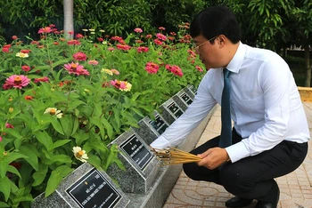 Bí thư Tỉnh ủy Đồng Tháp Lê Quốc Phong thắp nén hương lên phần mộ liệt sĩ tại Nghĩa trang Tam Nông, tỉnh Đồng Tháp.