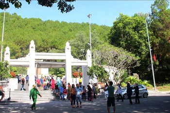 Vào những ngày cao điểm của tháng tri ân đã có hơn 5.000 lượt du khách đến tham quan, dâng hương tại Ngã ba Đồng Lộc 