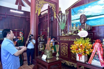 Chủ tịch Quốc hội Vương Đình Huệ dâng hương tưởng niệm cố Thủ tướng Phạm Văn Đồng. (Ảnh: Đăng Anh)