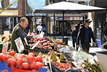 Một chợ rau quả ở London, Anh. (Ảnh: AFP/TTXVN)