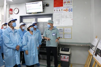 Chủ tịch UBND tỉnh Bắc Ninh Nguyễn Hương Giang tham quan Công ty Cổ phần Manutronics Việt Nam, Khu công nghiệp Tiên Sơn.