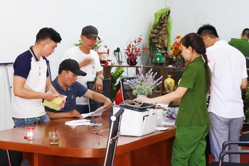 Lực lượng Công an khám xét khẩn cấp Văn phòng FVP Trade tại thị trấn Hoàn Lão, huyện Bố Trạch.