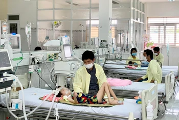 Nhiều trẻ em mắc sốt xuất huyết nhập viện điều trị tại Bệnh viện Nhi Gia Lai. 