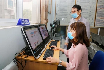 Người dân Hà Nội thực hiện dịch vụ công trực tuyến.