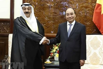 Chủ tịch nước Nguyễn Xuân Phúc và Đại sứ Kuwait Yousef Ashour Al-Sabbagh. (Ảnh: Thống Nhất/TTXVN)