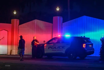 Xe cảnh sát đỗ bên ngoài dinh thự của cựu Tổng thống Mỹ Donald Trump ở Mar-A-Lago, Palm Beach, bang Florida, ngày 8/8/2022. (Ảnh: AFP/TTXVN)
