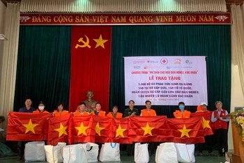 Đại diện Hội Chữ thập đỏ Hà Tĩnh trao áo phao đa năng cho ngư dân huyện Lộc Hà (Hà Tĩnh).
