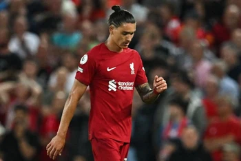 Nunez lĩnh thẻ đỏ, khiến Liverpool phải thi đấu thiếu người. (Nguồn: Getty Images/TTXVN)