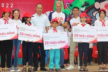 Trao 5 hợp đồng bảo hiểm nhân thọ (với tổng số tiền 100 triệu đồng) tặng trẻ em Quảng Nam. 