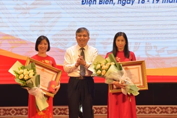 Thừa ủy quyền Chủ tịch nước, Phó Chủ tịch UBND tỉnh Điện Biên Lò Văn Tiến trao Huân chương Lao động hạng Ba cho 2 cá nhân.