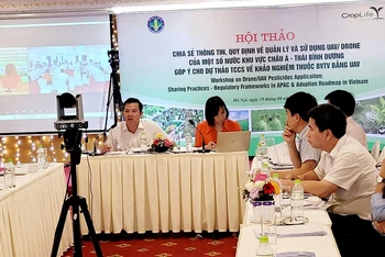 Phó Cục trưởng Cục Bảo vệ thực vật Huỳnh Tấn Đạt (ngoài cùng bên trái) phát biểu tại hội thảo.