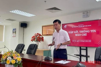 Cục trưởng Cục Văn thư và Lưu trữ nhà nước Đặng Thanh Tùng chia sẻ thông tin tại buổi gặp gỡ báo chí.
