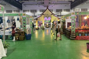 Một số gian hàng trưng bày và bán sản phẩm của Lào tại thủ đô Vientiane. 