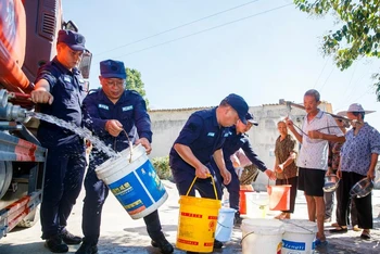 Xe cung cấp nước lưu động cho người dân tại thành phố Trùng Khánh. (Ảnh: Tân Hoa Xã)