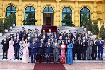 Chủ tịch nước Nguyễn Xuân Phúc với cán bộ chủ chốt Bộ Ngoại giao. (Ảnh: Thống Nhất/TTXVN)