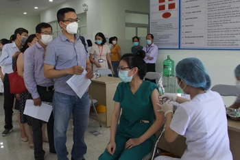 Đà Nẵng tăng độ phủ vaccine phòng Covid-19 đối với nhân viên y tế.