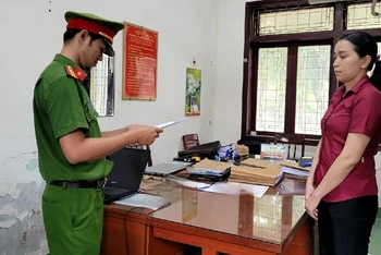 Cảnh sát hình sự, Công an tỉnh Quảng Ngãi đọc lệnh bắt tạm giam đối tượng Nguyễn Thị Phương. (Ảnh: Công an Quảng Ngãi cung cấp)