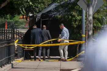 Cảnh sát điều tra tại hiện trường vụ xả súng ở khu vực Truxton Circle. (Nguồn: The Washington Post/TTXVN)