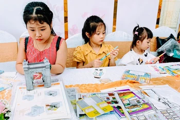 Hoạt động của trẻ em trong ngày khai trương “Trung tâm Việt-Hàn chung tay chăm sóc”.