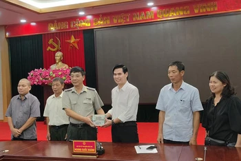 Chủ tịch UBND tỉnh Sơn La trao 1 tỷ đồng cho Cục Thi hành án dân sự tỉnh trước sự chứng kiến của đại diện công nhân.