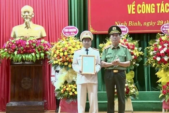 Trao quyết định bổ nhiệm Giám đốc Công an tỉnh Ninh Bình. 