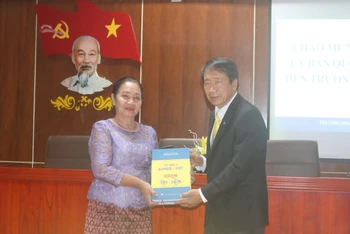 Quốc vụ khanh Bộ Nội vụ Campuchia Chou Bun Eng được Trường Đại học Trà Vinh trao tặng bộ từ điển Khmer-Việt.