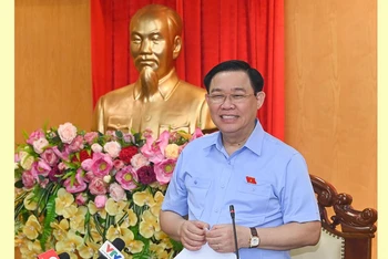 Chủ tịch Quốc hội Vương Đình Huệ phát biểu kết luận buổi làm việc với Ban Thường vụ Tỉnh ủy Hà Tĩnh.