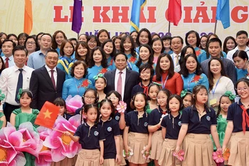 Thủ tướng Phạm Minh Chính và thầy cô giáo Trường tiểu học Đoàn Thị Điểm tại lễ khai giảng.