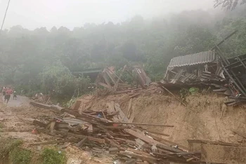 Nhà dân tại xã Bảo Nam bị sập và hư hại do mưa lũ. 