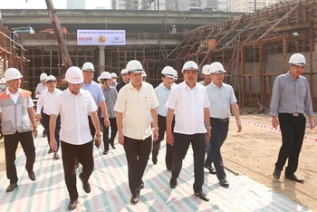 Chủ tịch UBND TP Hà Nội Trần Sỹ Thanh kiểm tra tiến độ dự án hầm chui Lê Văn Lương-Vành đai 3 sáng 7/9.