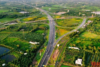 Đường cao tốc Trung Lương-Mỹ Thuận nhìn từ trên cao. 
