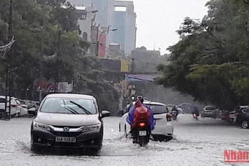 Mưa to gây ngập nước cục bộ điểm đường nội thị trước cổng trường THPT Đào Duy Từ và THCS Trần Mai Ninh, thành phố Thanh Hóa.