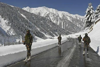 Binh sĩ Ấn Độ tuần tra gần khu vực Ladakh, ngày 28/2/2021. (Ảnh: AFP/TTXVN)